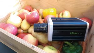 Bild 2: Mit den intelligenten Kameras von Qtechnology lässt sich Obst und Gemüse klassifizieren. Die Kamera kann mit unterschiedlichen Kameraköpfen ausgestattet werden, u.a. für Hyperspectral Imaging. (Bild: AMD Advanced Micro Devices GmbH)