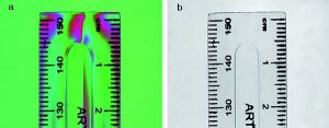 Ein Plastiklineal aufgenommen mit einer Polarisationskamera (a) und mit einer konventionellen Kamera (b). Die Farbcodierung der Polarisationskamera macht die Belastung im Lineal sichtbar. (Bild: Teledyne Dalsa)