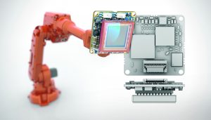 Die Kamera-Integration in bewegten Teilen eines Roboters stellt komplexe Anforderungen an die Kamera-Hardware und deren Funktionen. Im rechts ist die Rückseite einer Platinen-Kamera mit Flachstecker für die USB 3.0 Schnittstelle und I/O-Kanäle zu sehen (Bild: Ximea GmbH)