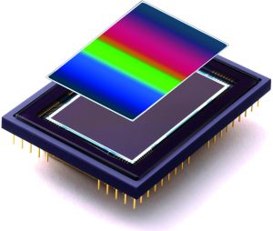 Kontinuierlich variable Bandpassfilter für Hyperspectral Imaging Systeme können direkt auf einem Sensor montiert werden. (Bild: Delta Optical Thin Film A/S)