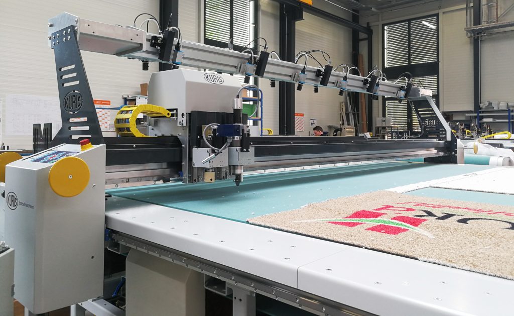  Bei der Teppichschneidemaschine von Kuris erfolgt dank kamera-integrierter 3D-Lasertriangulation eine auf 0,5mm genaue 3D-Detektion des Teppichs in Echtzeit. (Bild: NET New Electronic Technology GmbH)