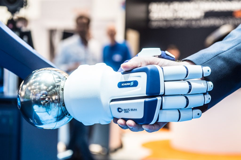  Servicerobotik und Mensch-Roboter-Kollaboration sind zwei der Trendthemen, die vom 19. bis 22. Juni auf der automatica 2018 im Fokus stehen. (Bild: Messe München GmbH)