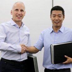 Von links nach rechts: Dietmar Ley (CEO, Basler AG), Guan Qunli (Vorsitzender Sanbao Xingye (MVLZ)) (Bild: Basler AG)