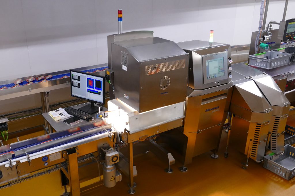  Von links laufen die Käseverpackungen zur Prüfung durch das Hyperspektral- und das direkt anschließende Röntgensystem. (Bild: Stemmer Imaging AG)