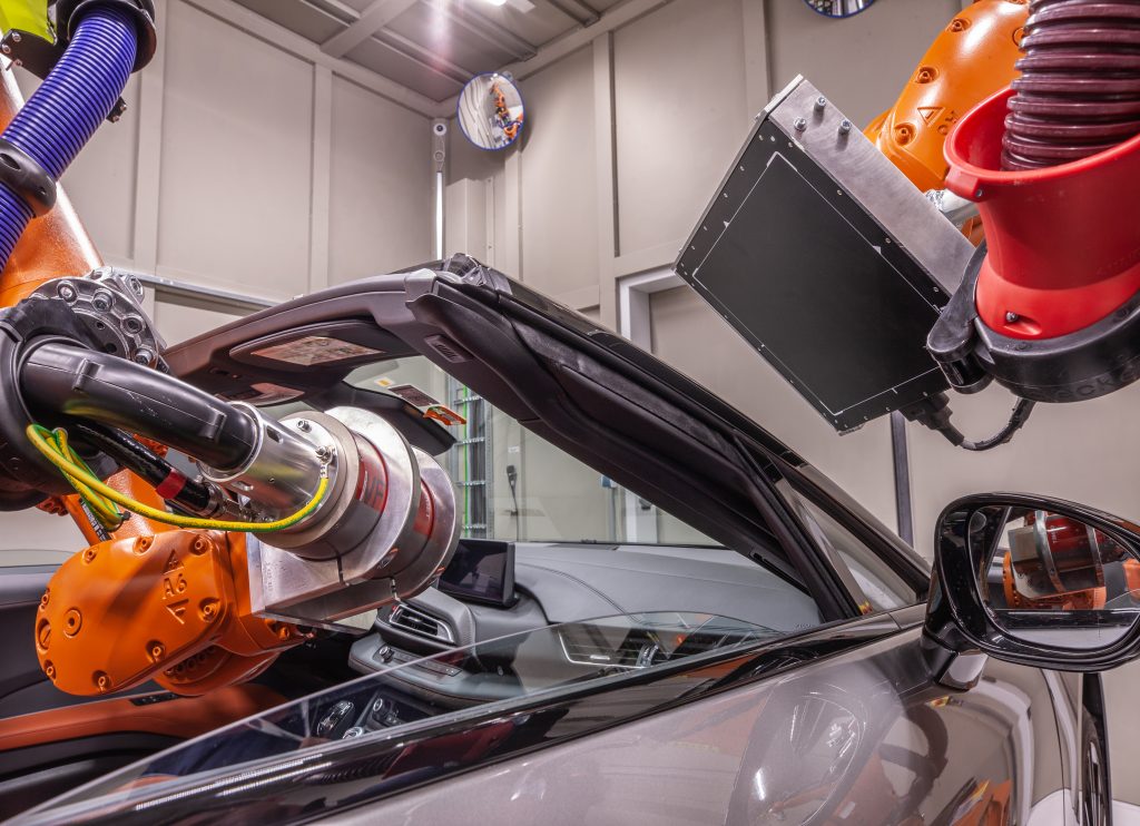 Aufbau einer RoboCT mit Röntgenquelle und -detektor. Ingenieure der BMW Group haben das System gemeinsam mit dem Fraunhofer EZRT innerhalb von zwei Jahren entwickelt. (Bild: BMW Group)