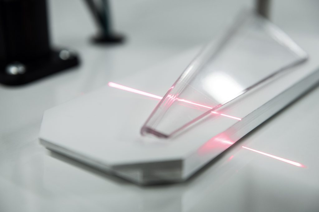 Bei dem 2D-/3D-Profilsensor OPT3013 wurde zusätzlich eine UV-Lichtquelle installiert. Die Kombination aus rotem Laserlicht und UV-Licht ermöglicht, dass UV-undurchlässige Oberflächen sicher erkannt werden. (Bild: Wenglor Sensoric GmbH)