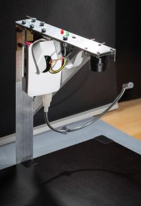 Bild 1 | Basis des neuen kostengünstigen Visionsystems ist ein Raspberry Pi 3 Modell B Einplatinencomputer mit zugehörigem Kamera-Modul, an dem eine LED-Lampe mit USB-Anschluss zur Beleuchtung des Prüfobjekts angeschlossen ist.(Bild: THD-Technische Hochschule Deggendorf)