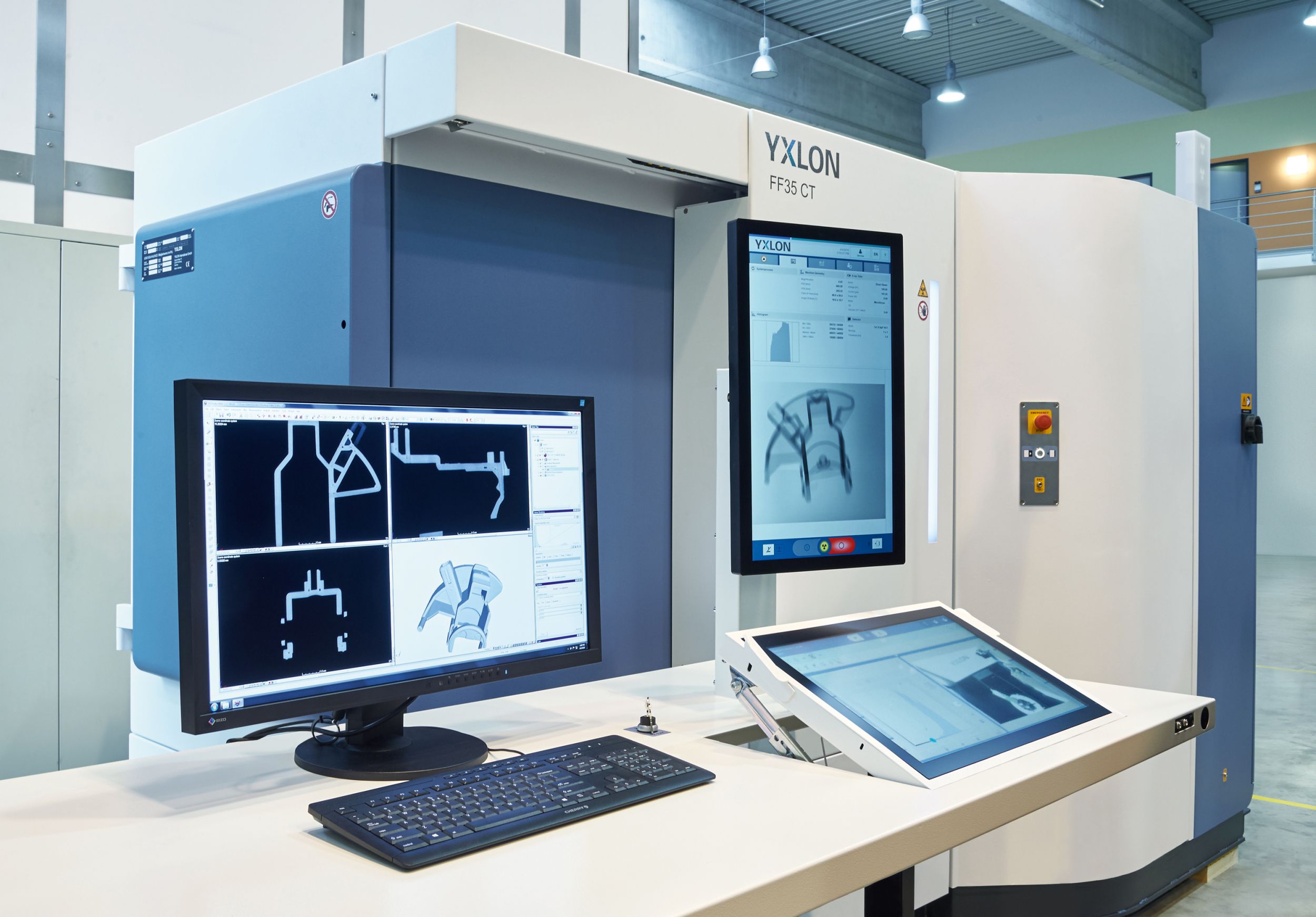 Zwei ergonomisch angeordnete Monitore (rechts) mit Touch-Funktion und intuitiver Bedienerführung dank der Software-Plattform Geminy ermöglichen beste Prüfergebnisse auch für Anwender ohne CT-Expertenwissen. (Bild: Yxlon International GmbH)