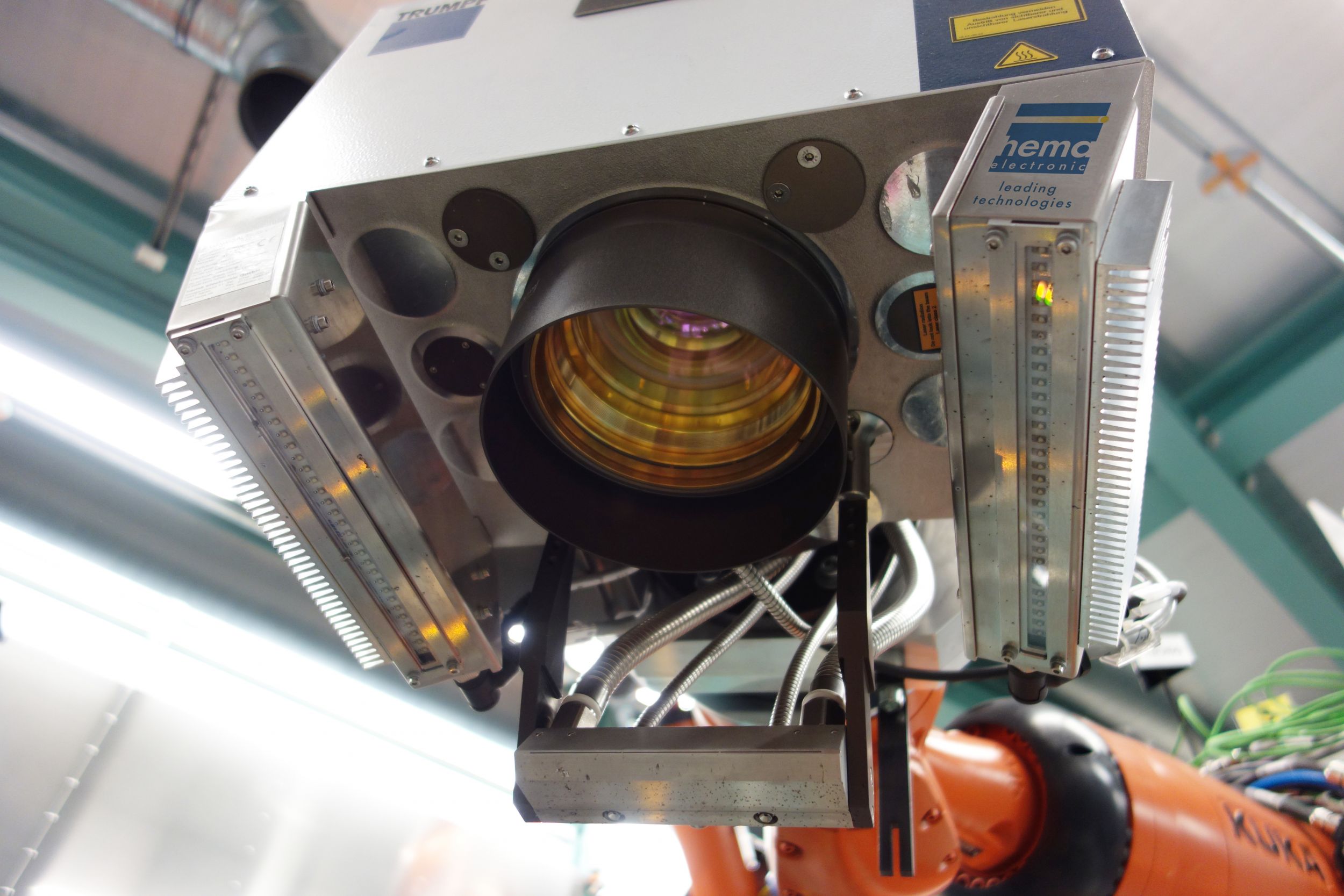  Blick von unten in die Laseroptik mit Zusatzbeleuchtung. (Bild: Daimler AG)
