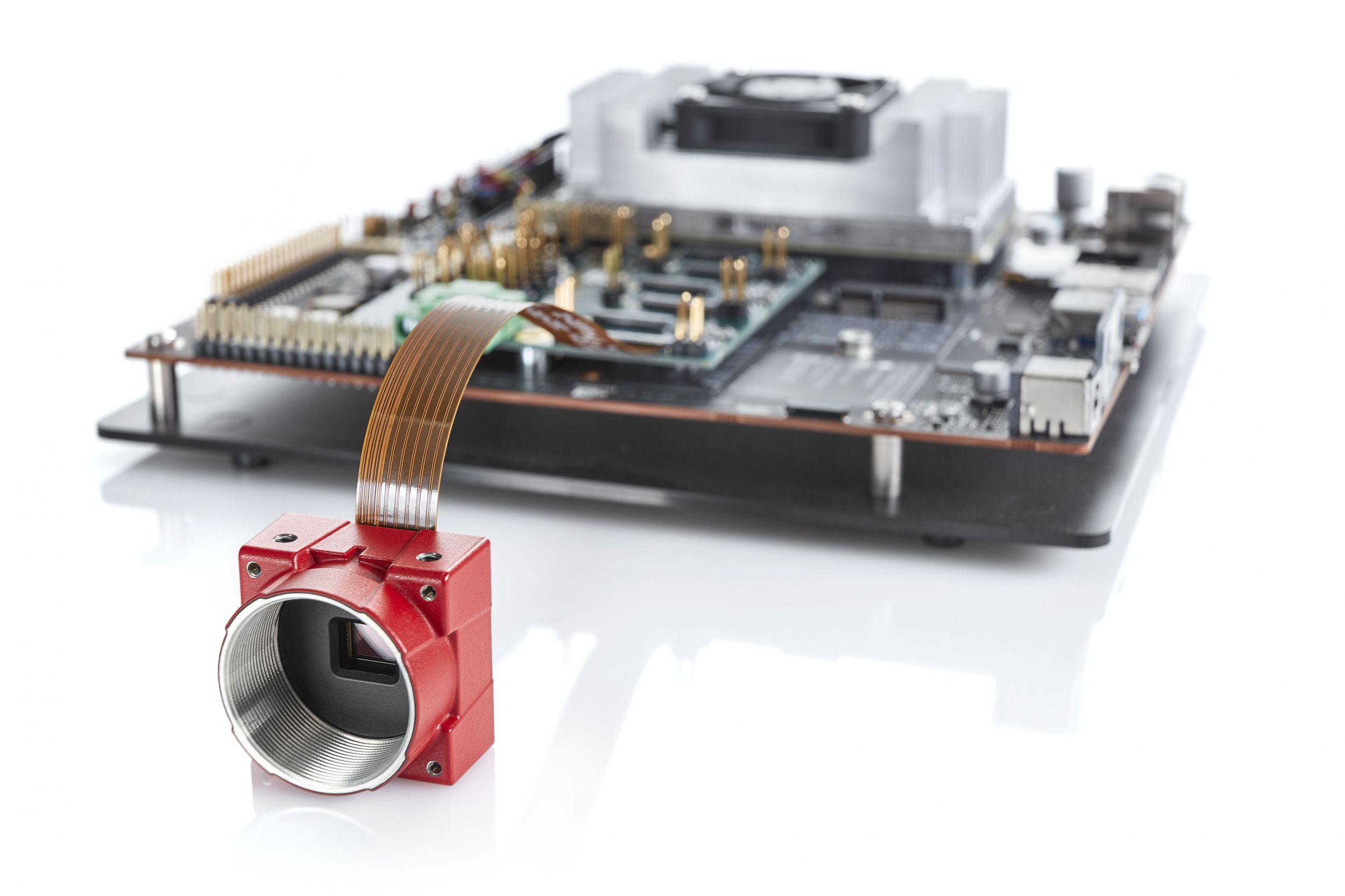 Der Alvium SoC beherbergt eine Verarbeitungsbibliothek und einen Image-Signal-Prozessor (ISP), mit dem optimierungsfunktionen bereits in der Kamera angewendet werden können. Zur Markteinführung der Alvium-Serie werden zunächst die NXP i.MX6 und Nvidia-Jetson-Plattformen unterstützt. (Bild: Allied Vision Technologies GmbH)