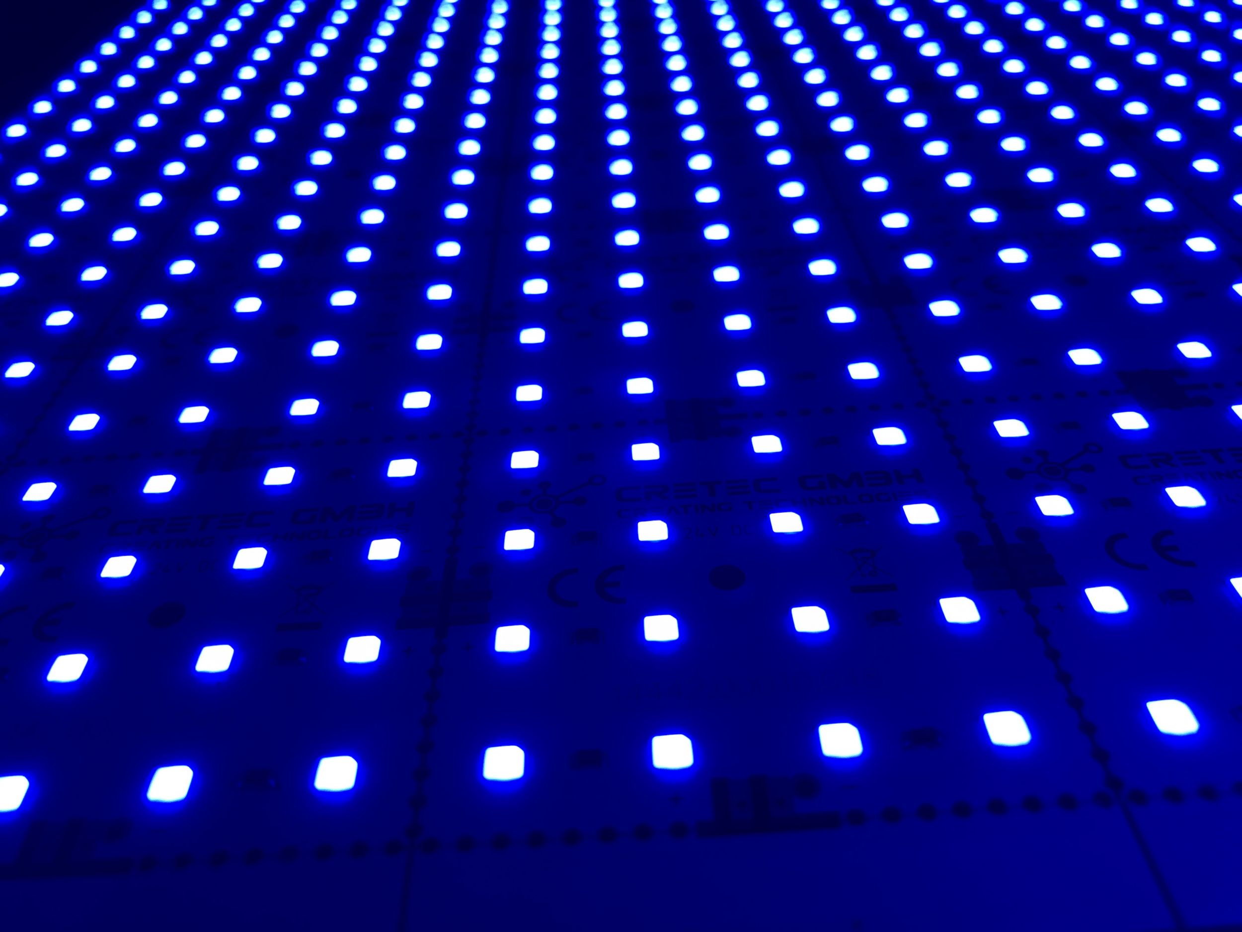 Bild 2 | Der Abstand der dimmbaren LEDs untereinander ist so gewählt, dass ein optimiertes homogenes Beleuchtungsfeld gewährleistet ist. (Bild: CRETEC GmbH)