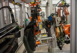  Kontrollierte Türentnahme durch den Roboter (Bild: Audi AG)