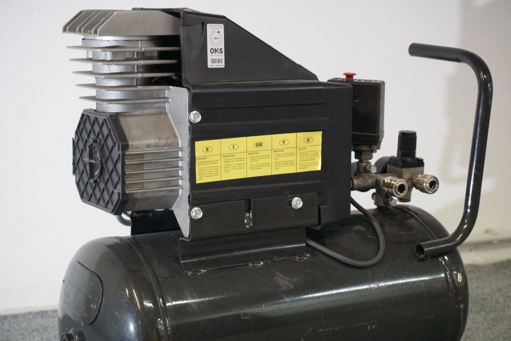 Bild eines Kompressormotors (l.) und ein daraus resultierendes Event Based Vision (r.), auf dem das Schwingungsverhalten des Kompressors zu erkennen ist. (Bild: Imago Technologies GmbH)