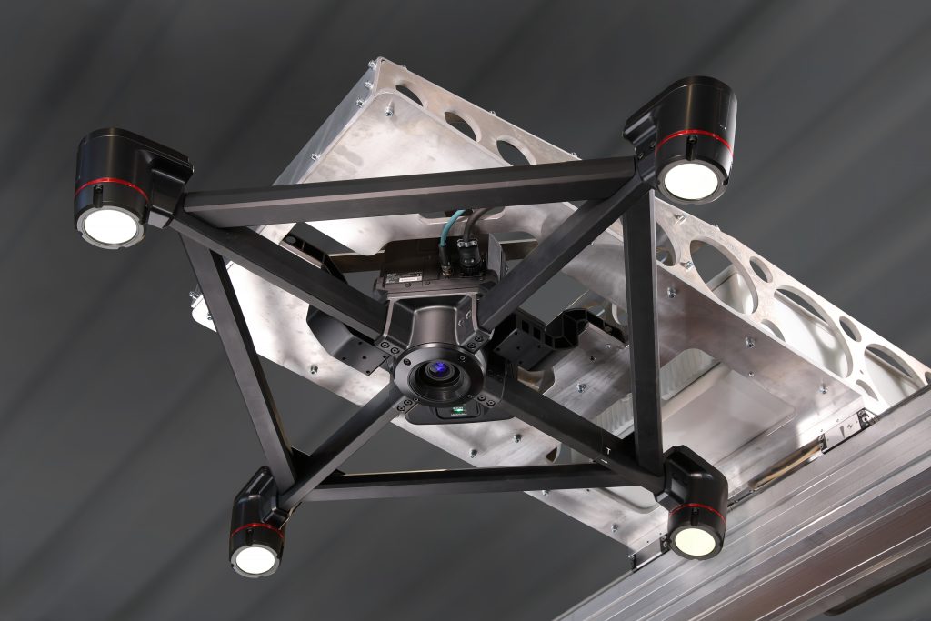 Bild 2 | Das 3D-Robot Vision CV-X480D von Keyence besteht aus vier Kameras und einem Streifenlichtprojektor, der innerhalb von 500ms 136 Einzelaufnahmen erstellt. (Bild: Ulrich Rotte Anlagenbau und und Fördertechnik GmbH)