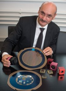  Photonfocus entwickelt seit 2001 CMOS-Sensoren und Kameras für die verarbeitung. Mitgründer Dr. Peter Schwider zeigt den A1312 CMOS-Sensor, mit dem vor 20 Jahren alles begann. (Bild: Photonfocus AG)